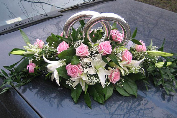 Украшение машин свадебного кортежа живыми цветами